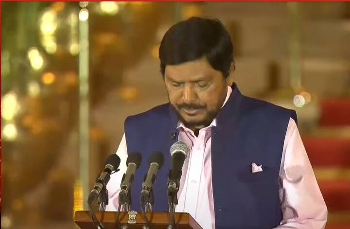 रिपब्लिकन पार्टी ऑफ इंडिया- आठवले (RPI-A) के मुखिया हैं. इस बार के चुनाव में उनकी पार्टी से एक भी सांसद नहीं चुने गए. लेकिन उन्होंने नई सरकार में कैबिनेट बर्थ की मांग की थी.