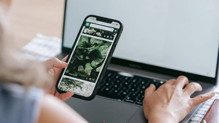 ফোন ক্রমাগত গরম হতে থাকলে সেই স্ময় কোনওভাবেই ফোনে গেম খেলা, গান শোনা, ভিডিও দেখা, চার্জ দেওয়া এইসব কাজ করতে যাবেন না।