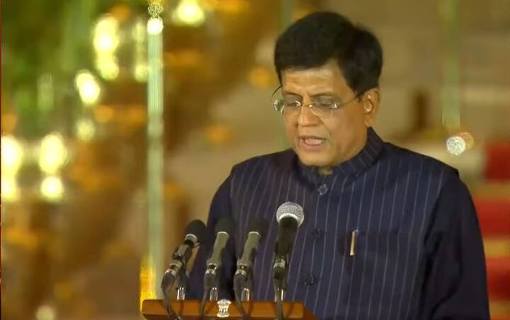 वे 3 सितंबर 2017 को सुरेश प्रभु से प्रभार लेकर रेल मंत्री बने. गोयल 3 सितंबर 2017 को सुरेश प्रभु से प्रभार लेकर रेल मंत्री बने. इस बारे भी वे मंत्री बने हैं.