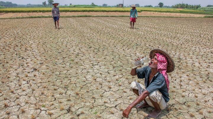 মূলত এই বিক্ষিপ্ত বৃষ্টি হবে সম্ভাবনা রয়েছে দক্ষিণবঙ্গের পশ্চিমের জেলাগুলিতে এবং উপকূলবর্তী জেলাগুলিতে। তবে এই বৃষ্টি একান্তভাবেই স্থানীয়। এর সঙ্গে বর্ষার বৃষ্টির কোনও সম্পর্ক নেই বলে স্পষ্ট করে দিয়েছে হাওয়া অফিস।