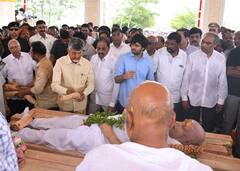 Chandrababu Naidu: रामोजी राव यांच्या पार्थिवाला चंद्राबाबूंनी दिला खांदा; शासकीय इतमामात अंत्यसंस्कार