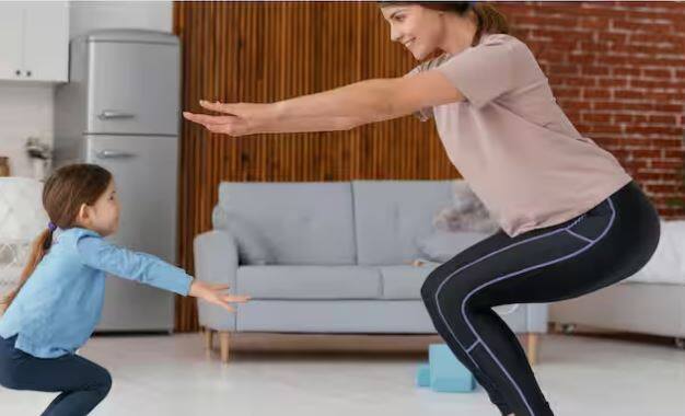 ਨੱਚਣਾ: ਨੱਚਣਾ ਬੱਚਿਆਂ ਨੂੰ ਸਰੀਰਕ ਤੌਰ 'ਤੇ ਸਰਗਰਮ ਰੱਖਣ ਦਾ ਇੱਕ ਮਜ਼ੇਦਾਰ ਤਰੀਕਾ ਹੈ। ਤੁਸੀਂ ਬੱਚਿਆਂ ਨਾਲ ਸੰਗੀਤ ਅਤੇ ਨੱਚਦੇ ਹੋ। ਇਸ ਨਾਲ ਉਨ੍ਹਾਂ ਦਾ ਮੂਡ ਚੰਗਾ ਰਹੇਗਾ ਅਤੇ ਉਨ੍ਹਾਂ ਦਾ ਸਰੀਰ ਵੀ ਫਿੱਟ ਰਹੇਗਾ।