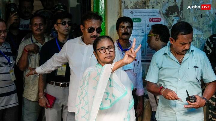 पश्चिम बंगाल की सीएम ने दावा किया कि जनादेश पीएम नरेंद्र मोदी के खिलाफ है इसलिए 'उन्हें इस बार पद छोड़ देना चाहिए था और किसी और को देश के प्रधानमंत्री पद को संभालना चाहिए था.'