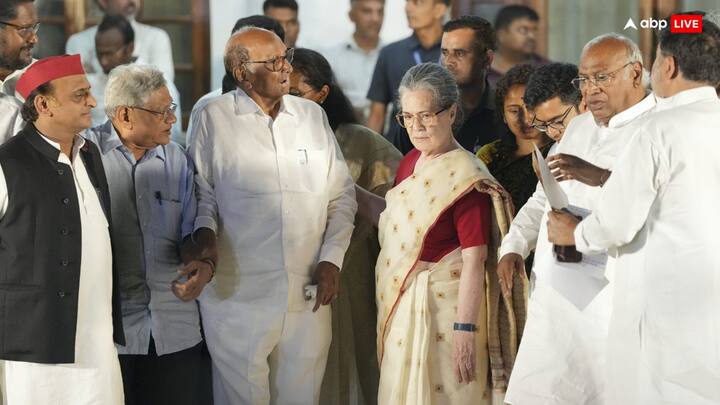 स्वराज अभियान से नाता रखने वाले योगेंद्र यादव के मुताबिक, इंडिया गठजोड़ 265 से 275 सीटें तक जीत सकता था.