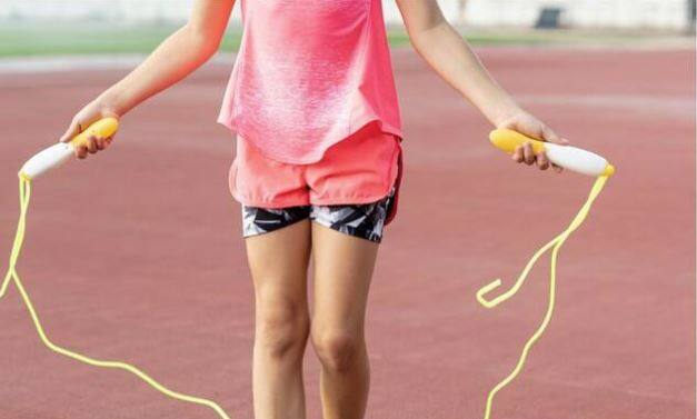 ਸਾਈਕਲਿੰਗ: ਸਾਈਕਲਿੰਗ ਬੱਚਿਆਂ ਲਈ ਇੱਕ ਵਧੀਆ ਸਰੀਰਕ ਗਤੀਵਿਧੀ ਹੈ। ਆਪਣੇ ਬੱਚਿਆਂ ਨੂੰ ਸਾਈਕਲ ਚਲਾਉਣਾ ਸਿਖਾਓ ਅਤੇ ਉਨ੍ਹਾਂ ਨਾਲ ਸਵਾਰੀ 'ਤੇ ਜਾਓ। ਇਹ ਉਹਨਾਂ ਦੇ ਸੰਤੁਲਨ ਅਤੇ ਮੋਟਰ ਹੁਨਰ ਨੂੰ ਵੀ ਸੁਧਾਰਦਾ ਹੈ।