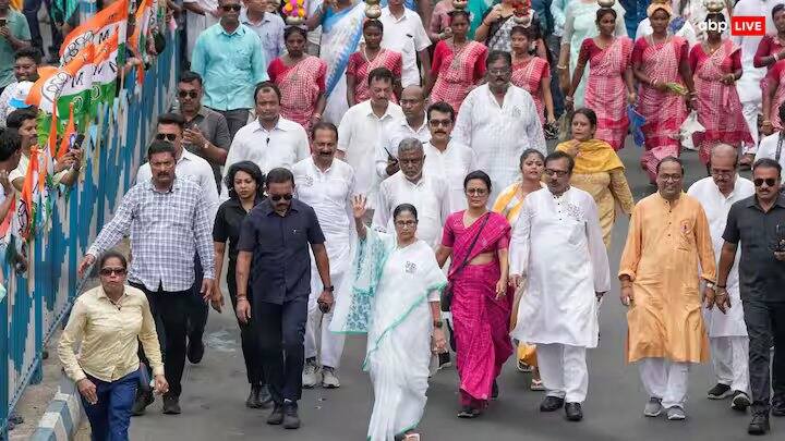 બંગાળના સીએમએ શનિવારે (8 જૂન, 2024) તૃણમૂલ કોંગ્રેસ (TMC) ના નવા ચૂંટાયેલા સાંસદોની બેઠક પછી પત્રકારોને જણાવ્યું હતું કે TMC 