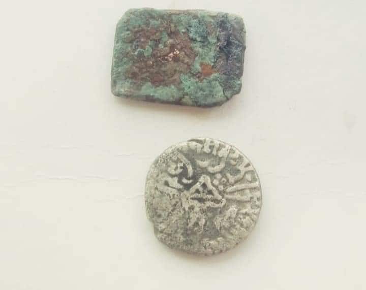 यवतमाळच्या वणी तालुक्यातील मंदार गावाजवळ प्राचीन काळातील काही दगडी मूर्तीसह इतर वस्तू आढळून आल्या आहेत.