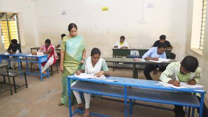 1,06,082 candidates appear for TNPSC Group 4 - Salem district. TNPSC EXAM: டிஎன்பிஎஸ்சி குரூப் 4 - சேலம் மாவட்டத்தில் 1,06,082 பேர் தேர்வு எழுதுகின்றனர்.