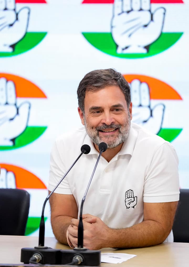 सीएसडीएस के सर्वे के अनुसार उत्तर प्रदेश में पीएम के चेहरे की पहली पसंद के तौर पर राहुल गांधी को चुना गया. सर्वे के अनुसार यूपी में पीएम की पहली पसंद के तौर पर 36 फीसदी लोगों ने राहुल गांधी और 32 फीसदी लोगों ने नरेंद्र मोदी को चुना.