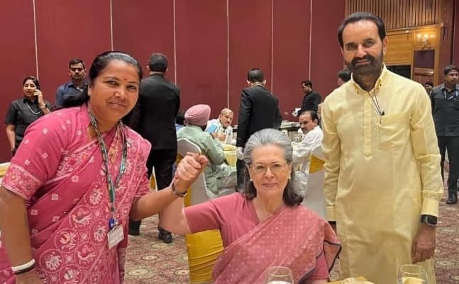 Geniben Thakor: ગેનીબેન ઠાકોર દિલ્હીમાં, રાહુલ અને સોનિયા ગાંધી સાથે કરી મુલાકાત, તસવીરો આવી સામે Banaskantha Congress candidate Geniben Thakor meets Rahul Gandhi And Priyanka Gandhi after wins loksabha election 2024 in gujarat Geniben Thakor: ગેનીબેન ઠાકોર દિલ્હીમાં, રાહુલ અને સોનિયા ગાંધી સાથે કરી મુલાકાત, તસવીરો આવી સામે