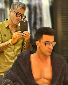 Ranbir Kapoor New Look: रणबीर कपूर ने बाथरोब में फ्लॉन्ट किए सिक्स पैक्स एब्स, एक्टर के लुक और स्टाइल ने मचाई इंटरनेट पर सनसनी