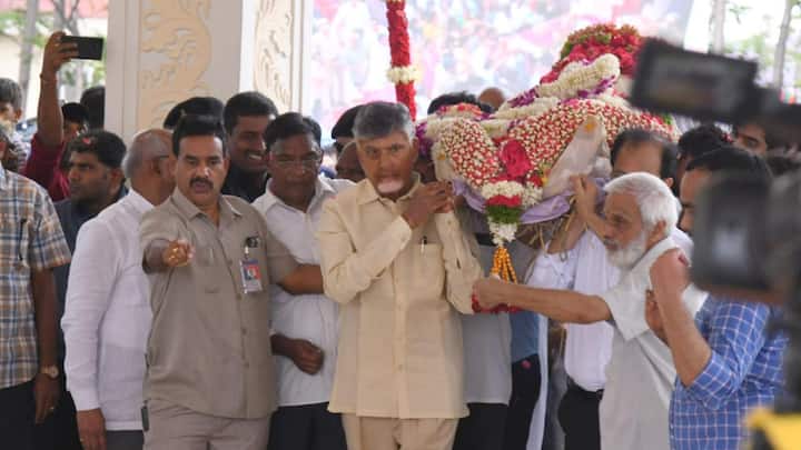 Ramoji Rao's funeral with full state honours was held in Hyderabad on Sunday morning. N Chandrababu Naidu was also seen carrying the bier and paying last respects amid several dignitaries present.