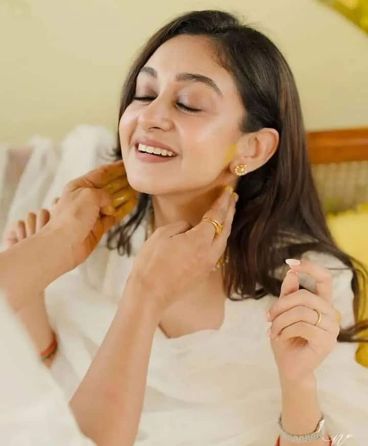 Tamil star Arjun Sarja's daughter Aishwarya had chosen a white colored outfit for the Haldi function. The actress was looking simple and very cute without any make-up and without any jewellery.