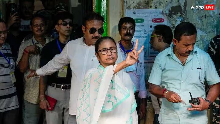 પશ્ચિમ બંગાળના સીએમએ દાવો કર્યો હતો કે જનાદેશ પીએમ નરેન્દ્ર મોદીની વિરુદ્ધ છે, તેથી 'તેમણે આ વખતે પદ છોડવું જોઈતું હતું અને દેશના વડા પ્રધાન પદ કોઈ બીજાએ સંભાળવું જોઈએ.'