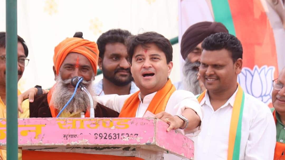 PM Modi Swearing In Ceremony Jyotiraditya Scindia took oath as union minister second time ANN PM Modi Oath Ceremony: मां की मृत्यु के बाद दुखी था सिंधिया परिवार, अब राजमहल में खुशी का माहौल