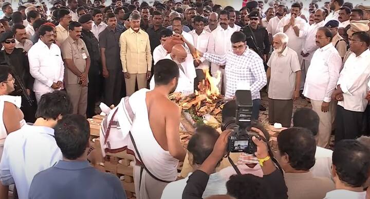 రామోజీరావు చితికి ఆయన కుమారుడు, ఈనాడు ఎండీ సీహెచ్ కిరణ్ నిప్పంటించారు. 'జోహార్ రామోజీరావు' నినాదాల మధ్య అంత్యక్రియలు ముగిశాయి.