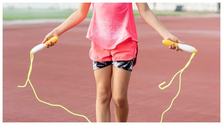 साइकिल चलाना : साइकिल चलाना बच्चों के लिए एक बेहतरीन फिजिकल एक्टिविटी है. आप अपने बच्चों को साइकिल चलाना सिखाएं और उनके साथ राइड पर जाएं. इससे उनका संतुलन और मोटर स्किल्स भी बेहतर होते हैं.