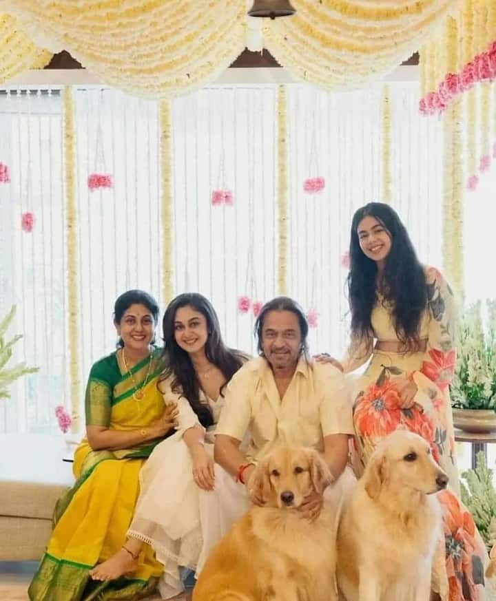 A family photo of Aishwarya with turmeric is also going viral. Apart from his parents, his sister Anjana Sarja and two dogs are also seen in this picture.