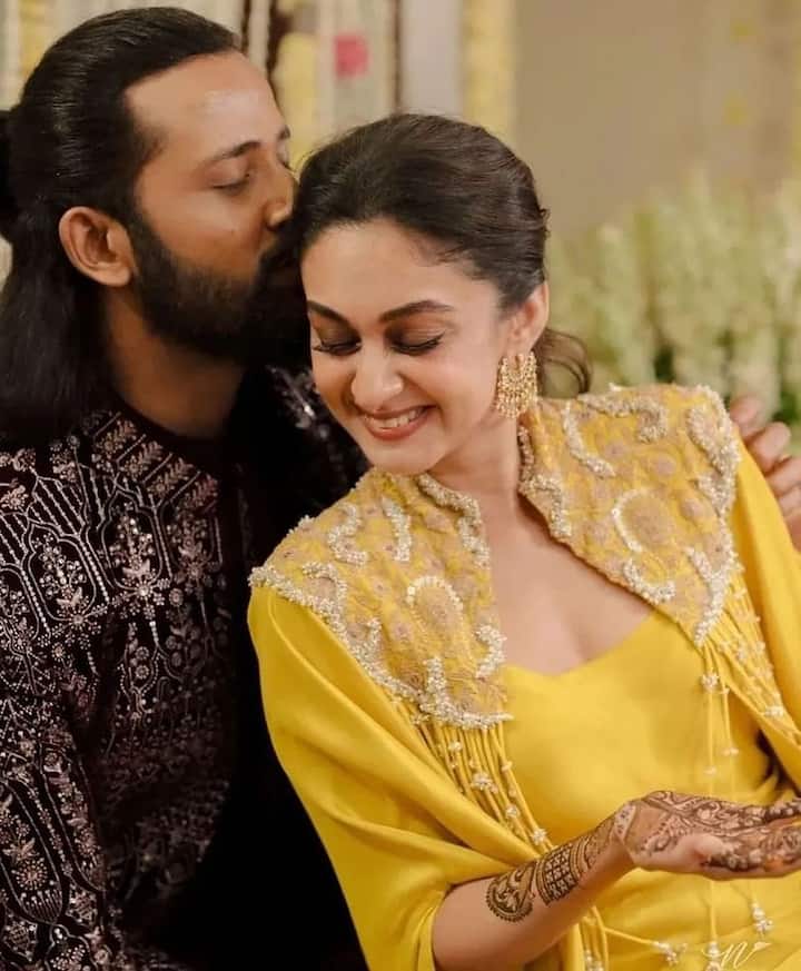 In one of the mehendi pictures, Aishwarya was seen posing with her fiance Umapati. Umapati was seen kissing the head of his future bride.