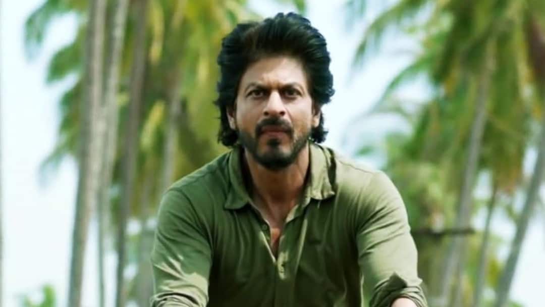 Why SRK Has Been Avoiding Paparazzi SInce 2021 because of son aryan khan arrest coverage Why SRK Has Been Avoding Media Since 2021, Paparazzo Shares Real Reason: 'SRK Is Mad At...'