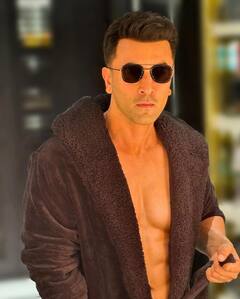 Ranbir Kapoor New Look: रणबीर कपूर ने बाथरोब में फ्लॉन्ट किए सिक्स पैक्स एब्स, एक्टर के लुक और स्टाइल ने मचाई इंटरनेट पर सनसनी