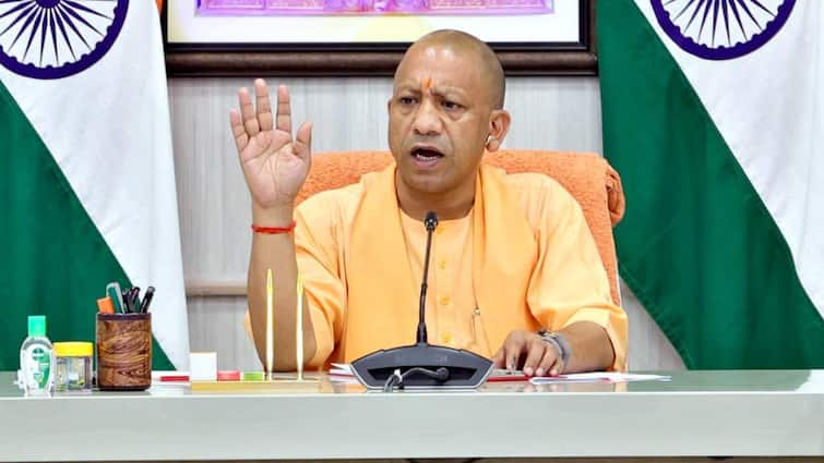 Gorakhpur News Chief minister yogi adityanath meeting on moharram julus and Kanwad Yatra ann सीएम योगी बोले- 'अच्छा होगा कि घर-घर जाकर स्क्रीनिंग करें, अभिभावकों के साथ बैठक करें शिक्षक'