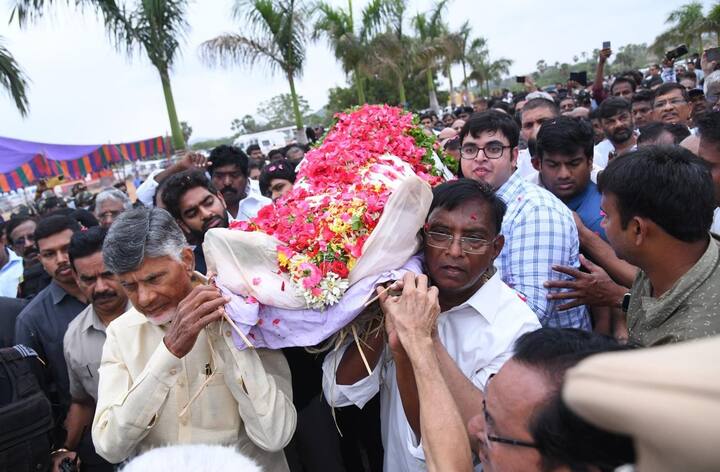 టీడీపీ అధినేత చంద్రబాబు రామోజీరావు పాడె మోశారు. ఆయనకు ఘన నివాళి అర్పించారు.