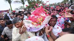 Ramoji Rao: રામોજી રાવની અંતિમ યાત્રામાં ઉમટ્યા લોકો, ચંદ્રબાબુ નાયડુએ અર્થીને આપી કાંધ