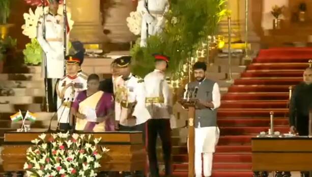 उन्होंने कांग्रेस पार्टी के रवीन्द्र धांगेकर को 1 लाख 23 हजार 38 वोटों से हराया था. उन्हें 5 लाख 84 हजार 728 वोट मिले. उन्हें मोदी कैबिनेट 3.0 में राज्य मंत्री बनाया गया है.