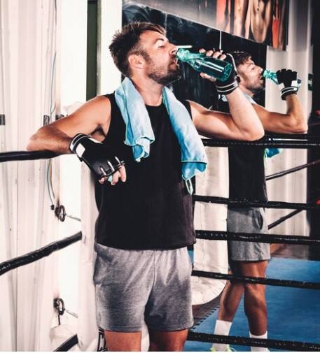 ਹੀਟ ਸਟ੍ਰੋਕ: ਗਰਮੀਆਂ ਵਿੱਚ ਜ਼ਿਆਦਾ ਕਸਰਤ ਕਰਨ ਨਾਲ ਸਰੀਰ ਦਾ ਤਾਪਮਾਨ ਵੱਧ ਸਕਦਾ ਹੈ, ਜਿਸ ਕਾਰਨ ਹੀਟ ਸਟ੍ਰੋਕ ਦਾ ਖ਼ਤਰਾ ਰਹਿੰਦਾ ਹੈ। ਹੀਟ ਸਟ੍ਰੋਕ ਇੱਕ ਗੰਭੀਰ ਸਥਿਤੀ ਹੈ ਜਿਸ ਵਿੱਚ ਸਰੀਰ ਦਾ ਤਾਪਮਾਨ ਤੇਜ਼ੀ ਨਾਲ ਵਧਦਾ ਹੈ ਅਤੇ ਪਸੀਨਾ ਆਉਣਾ ਬੰਦ ਹੋ ਜਾਂਦਾ ਹੈ। ਇਸ ਦੇ ਲੱਛਣਾਂ ਵਿੱਚ ਤੇਜ਼ ਬੁਖਾਰ, ਬੇਹੋਸ਼ੀ, ਉਲਟੀਆਂ ਅਤੇ ਦੌਰੇ ਸ਼ਾਮਲ ਹੋ ਸਕਦੇ ਹਨ।