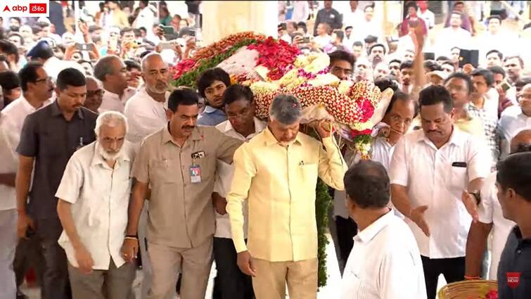 tdp chief chandrababu attends ramoji rao funeral Ramoji Rao Funeral: మీడియా దిగ్గజం రామోజీరావు అంతిమయాత్ర - పాడె మోసిన చంద్రబాబు