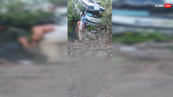 उन्होंने बताया कि गोलीबारी के कारण बस चालक ने बस से संतुलन खो दिया और बस खाई में जा गिरी. घटना में 33 लोग घायल हो गए हैं. रेस्क्यू ऑपरेशन पूरा हो चुका है. यात्रियों की पहचान की अभी तक पुष्टि नहीं हुई है, वे स्थानीय नहीं हैं. जिन्हें नारायणा अस्पताल और जिला अस्पताल ले जाया गया है.