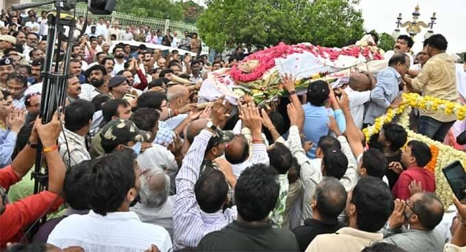 ఫిలింసిటీలోని విశాలమైన ప్రాంతంలో నిర్మించిన స్మృతి కట్టడం వద్దకు ఆయన పార్ధీవ దేహాన్ని తీసుకెళ్లారు.