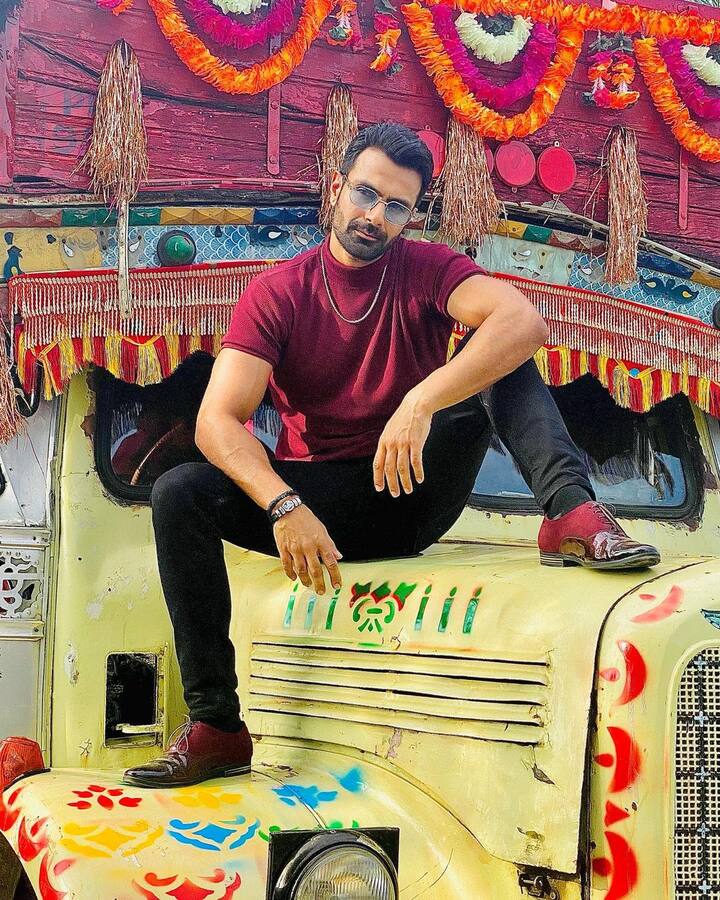 हाल ही में एक इंटरव्यू में मल्लिका शेरावत को लेकर अश्मित पटेल ने कुछ चौंकाने वाले खुलासे किए. सिद्धार्थ कन्नन के साथ हाल ही में एक इंटरव्यू में अश्मित पटेल ने बताया कि, 'वह मल्लिका थीं जिन्होंने फिल्म मर्डर की रिलीज के दौरान उनके और इमरान हाशमी के बजाय सुर्खियां बटोरीं.'