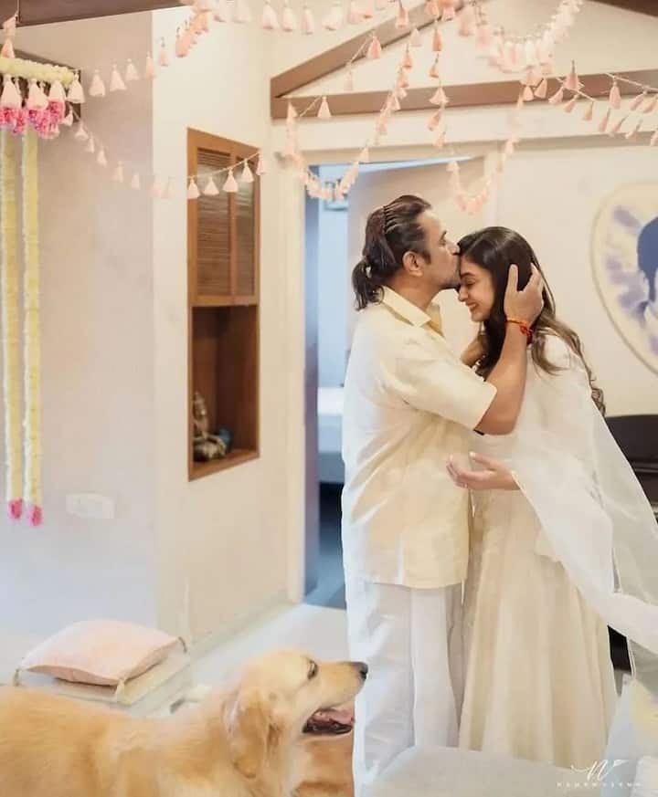 A very cute picture of Aishwarya and her father Arjun has emerged from the turmeric function. In this picture, Arjun, wearing a white dhoti shirt, is seen kissing his daughter's forehead.