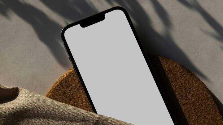 ফোনের ডিসপ্লের ব্রাইটনেস কমিয়ে রাখলে ফোনের ব্যাটারিতে চার্জ থাকবে অনেক্ষণ। এছাড়াও চোখের ক্ষতিকারক প্রভাব পড়েনি।