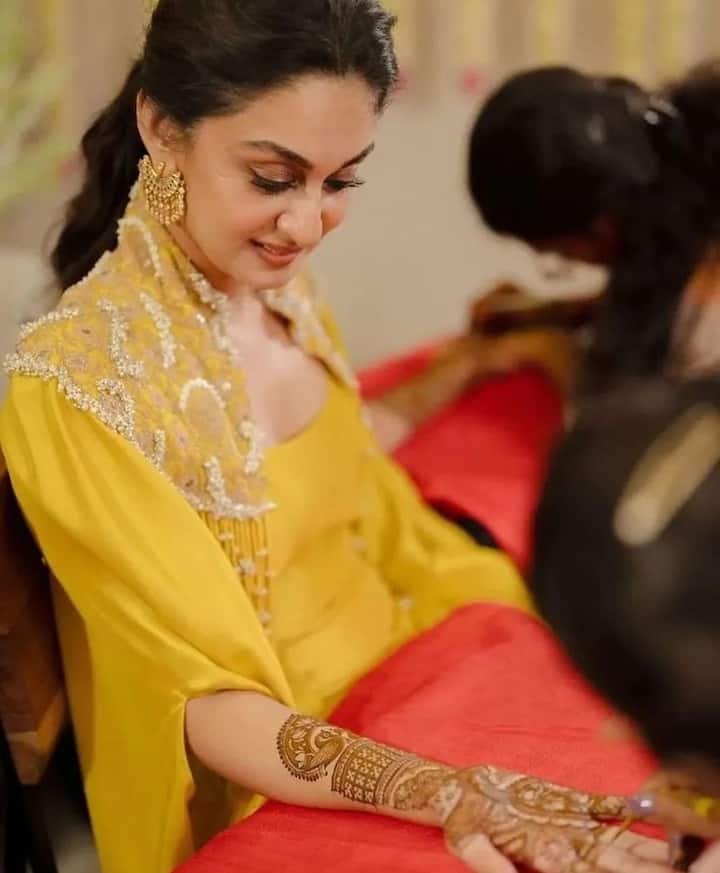 Beautiful pictures of Aishwarya's mehendi have also surfaced. The actress had chosen a yellow colored designer outfit for her Mehndi ceremony. With this she wore matching earrings.
