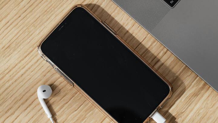 যদি বুঝতে পারেন ফোন গরম হয়ে যাচ্ছে তাহলে তাড়াতাড়ি ফোনের কভার, ব্যাক কভার এগুলি খুলে ফোন রেখে দিন। এর ফলে ফোনের তাপমাত্রা কমে ডিভাইস ঠান্ডা হয়ে যাবে।