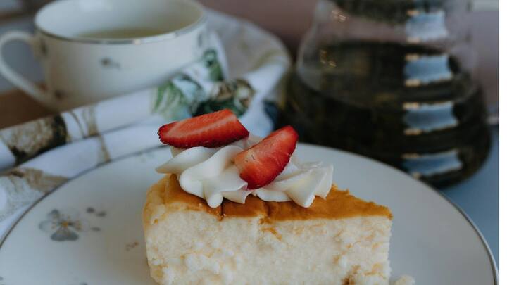 ஒரு பாத்திரத்தில் மைதா, பேங்கிங் பவுடர், பேங்கிங் சோடா, ஏலக்காய் தூள், உப்பு சேர்த்து கலந்து வைக்கவும்.