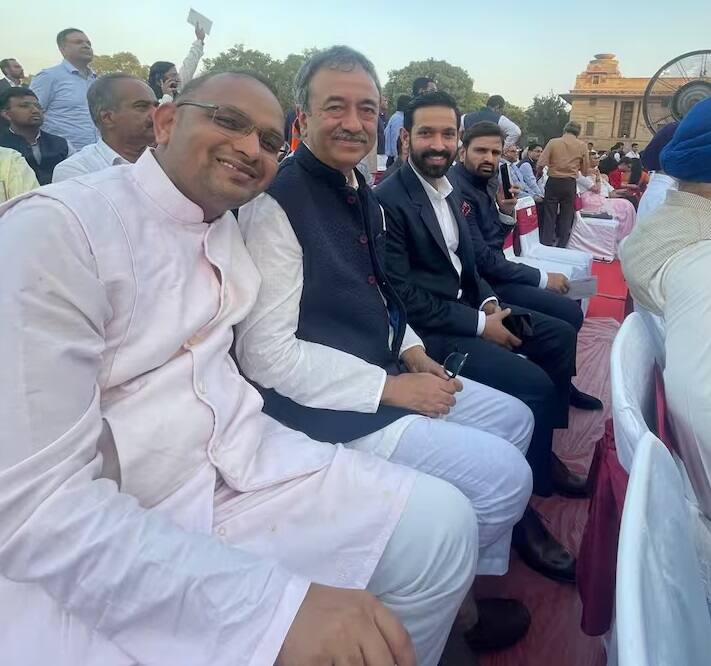 વિક્રાંત મેસી સાથે ફિલ્મમેકર રાજકુમાર હિરાણી પણ જોવા મળ્યા હતા.
