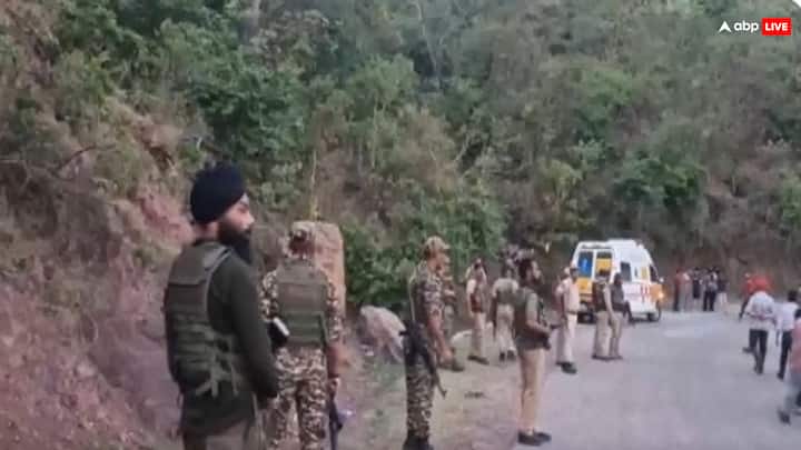 Terrorist Attack: जम्मू-कश्मीर के रियासी में आतंकियोंं के एक गुट ने यात्रियों से भरी एक बस पर फायरिंग शुरू कर दी. अचानक हुई इस फायरिंग से बस का ड्राइवर नियंत्रण खो बैठा और बस खाई में जा गिरी.