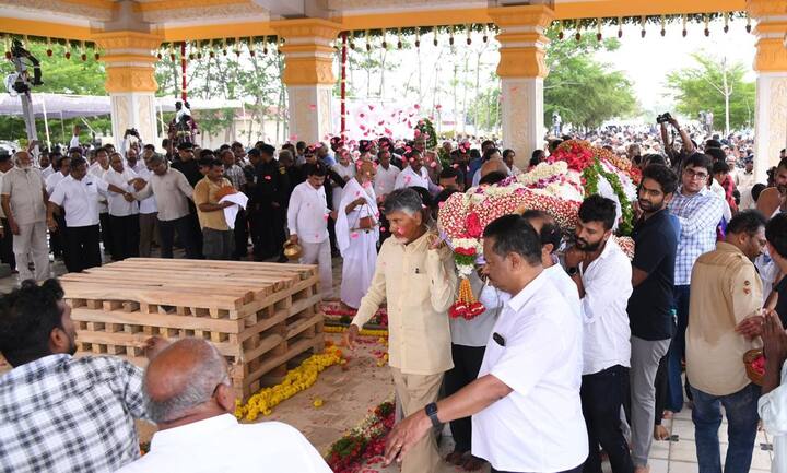 టీడీపీ అధినేత చంద్రబాబు రామోజీరావు పాడె మోశారు. స్మతి కట్టడం వద్దకు రామోజీరావు పార్ధీవ దేహాన్ని చేర్చారు.
