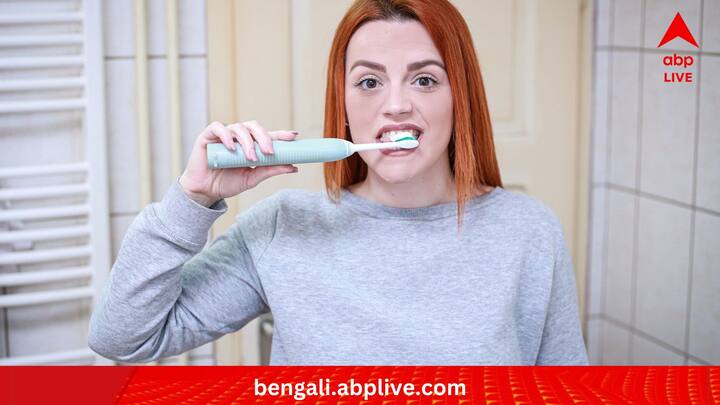 সার্বিক ভাবে দাঁতের স্বাস্থ্য ভাল রাখতে নিয়ম মাফিক ব্রাশ করা এবং ফ্লসিং। বিশেষত, ব্রাশ করার সময় গায়ের জোর একেবারে যেন না দেওয়া হয়, সে দিকে খেয়াল রাখতে হবে। আর সমস্যা হলে ডেন্টিস্টের কাছে যাওয়া দরকার। বাকিটা তিনিই বলে দেবেন।  (ছবি:PIXABAY)
