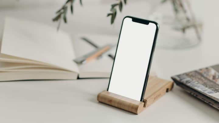 মাঝে মাঝেই যদি দেখেন ফোন বিশেষ করে ফোনের ব্যাক প্যানেলে গরম হয়ে যাচ্ছে তাহলে অতি অবশ্যই একবার দোকানে দেখিয়ে নেওয়া জরুরি। নাহলে ফোন ফেটে যেতে পারে।