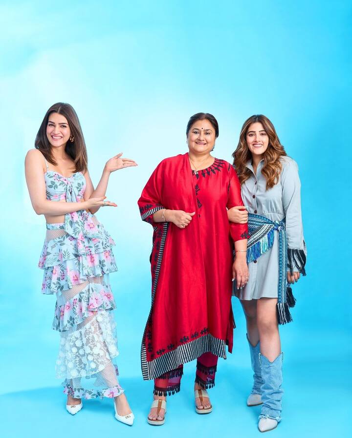 એક્ટ્રેસે આ પછી રાબ્તા ફિલ્મમાં સુશાંત સિંહ રાજપૂત સાથે કામ કર્યુ હતુ, આ એક લવ સ્ટૉરી ફિલ્મ હતી જે પૂર્વ જન્મ પર આધારિત હતી. આમાં ક્રિતિ સેનન બે રૉલમાં દેખાઇ હતી.