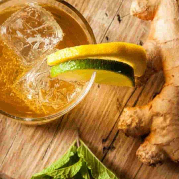 ਅਦਰਕ ਆਪਣੇ ਪੌਸ਼ਟਿਕ ਗੁਣਾਂ ਲਈ ਜਾਣਿਆ ਜਾਂਦਾ ਹੈ, ਜਿਸ ਕਾਰਨ ਇਹ ਸਦੀਆਂ ਤੋਂ ਭਾਰਤੀ ਰਸੋਈਆਂ ਵਿੱਚ ਵਰਤਿਆ ਜਾਂਦਾ ਰਿਹਾ ਹੈ। ਇਸ ਨੂੰ ਰੋਜ਼ਾਨਾ ਆਪਣੀ ਖੁਰਾਕ 'ਚ ਸ਼ਾਮਲ ਕਰਨ ਨਾਲ ਕਬਜ਼, ਐਸੀਡਿਟੀ, ਬਦਹਜ਼ਮੀ ਵਰਗੀਆਂ ਪਾਚਨ ਸਮੱਸਿਆਵਾਂ ਤੋਂ ਛੁਟਕਾਰਾ ਮਿਲਦਾ ਹੈ। ਖਾਣਾ ਬਣਾਉਣ ਅਤੇ ਚਾਹ ਦਾ ਸਵਾਦ ਵਧਾਉਣ ਤੋਂ ਇਲਾਵਾ ਤੁਸੀਂ ਅਦਰਕ ਦੇ ਰਸ ਨੂੰ ਵੀ ਆਪਣੀ ਡਾਈਟ 'ਚ ਸ਼ਾਮਲ ਕਰ ਸਕਦੇ ਹੋ। ਪਰ ਤੁਹਾਨੂੰ ਇਸ ਦੇ ਫਾਇਦੇ ਤਾਂ ਹੀ ਮਿਲਣਗੇ ਜੇਕਰ ਤੁਸੀਂ ਰੋਜ਼ ਸਵੇਰੇ ਖਾਲੀ ਪੇਟ ਇਸ ਦਾ ਜੂਸ ਪੀਓਗੇ ਤਾਂ ਆਓ ਜਾਣਦੇ ਹਾਂ ਰੋਜ਼ਾਨਾ ਸਵੇਰੇ ਖਾਲੀ ਪੇਟ ਅਦਰਕ ਦਾ ਜੂਸ ਪੀਣ ਦੇ ਕੀ ਫਾਇਦੇ ਹਨ।