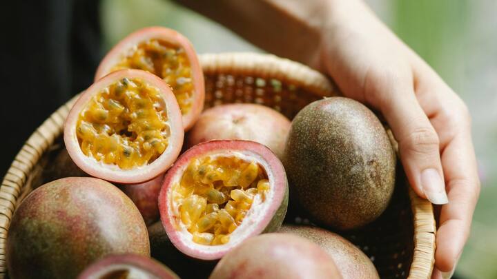 ছবি সৌজন্যে- Pexels। ওজন কমাতে খেতে পারেন প্যাশন ফ্রুট। এই ফলে রয়েছে প্রচুর পরিমাণে ফাইবার। তার ফলে এই ফল খেলে আপনার অনেকক্ষণ পেট ভরে থাকবে। সহজে খিদে পাবে না। আর যখন তখন খিদে না পেলে যা কিছু জিনিস খাওয়া হবে না এবং নিয়ন্ত্রণে থাকবে ওজন।