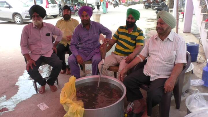 उन्होंने दिन रात जनता की सेवा में लगाए थे. उनके मन में सभी धर्मों के प्रति अथाह सम्मान था. सिख धर्म में सबसे पहले गुरु अर्जुन देव जी की शहादत हुई थी. मुगल बादशाह जहांगीर ने गुरु अर्जुन देव जी को यातनायें देकर शहीद किया.