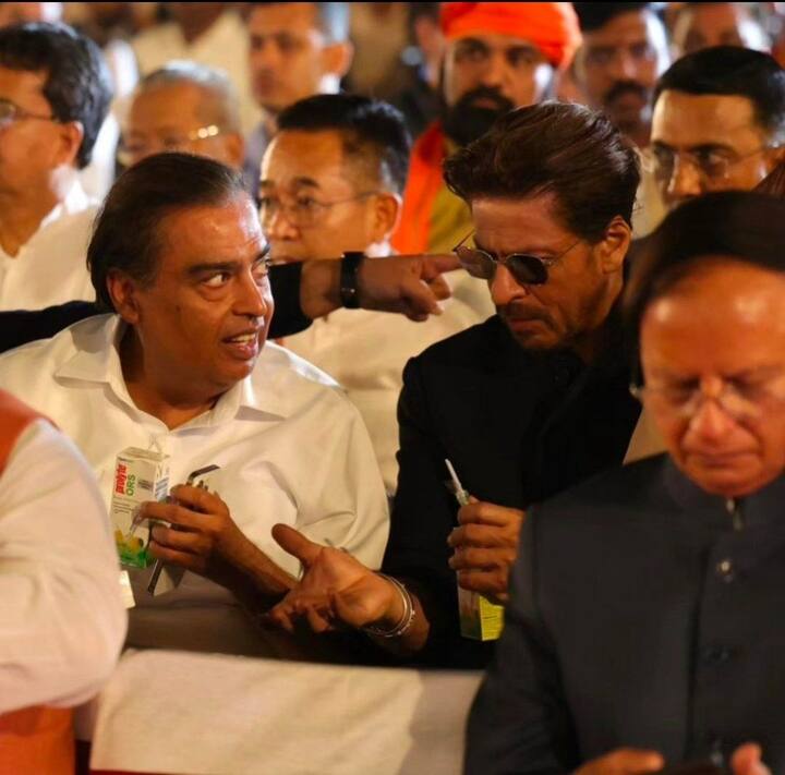 इस समारोह की कई तस्वीरें सोशल मीडिया पर वायरल हो रही हैं. जिसमें शाहरुख खान और मुकेश अंबानी खास बॉन्डिंग देखने को मिली.
