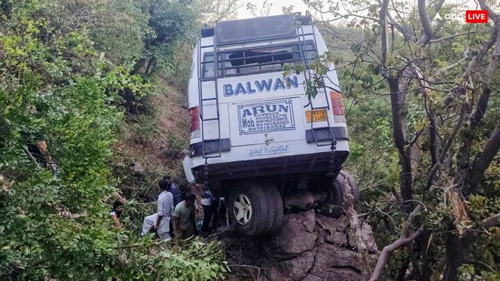 कवि के मुताबिक, हत्यारे चाहे इस पार हों या उस पार हर बार की तरह उन्हें बिल से कीड़े-मकोड़ों की तरह खींचकर मारा ही जाना चाहिए.